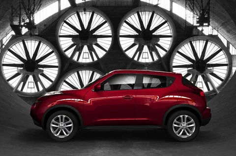 Nissan Juke 1.6 DIG-T Tekna 2010 view 4