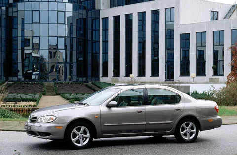 Nissan Maxima QX 3.0 Elegance 2000 view 2