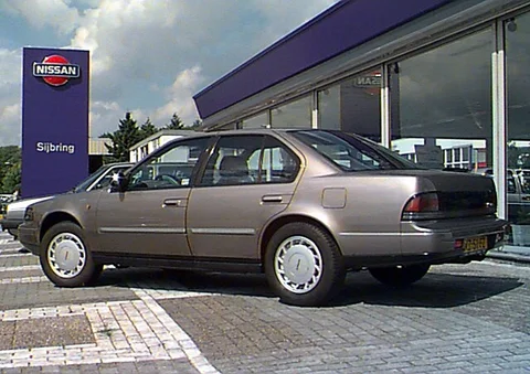 Nissan Maxima 3.0 1989 view 3