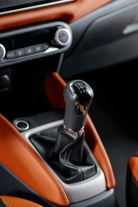 Nissan Micra dCi 90 Acenta 2017 view 3