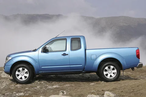 Nissan Navara King Cab 2.5 dCi Optima 2015 view 2