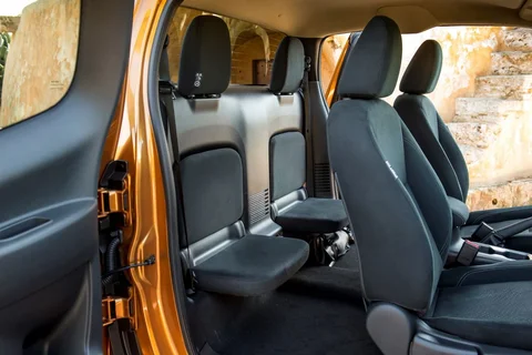 Nissan Navara NP300 Navara Double Cab 2.3 dCi 160 Acenta 2019 view 9