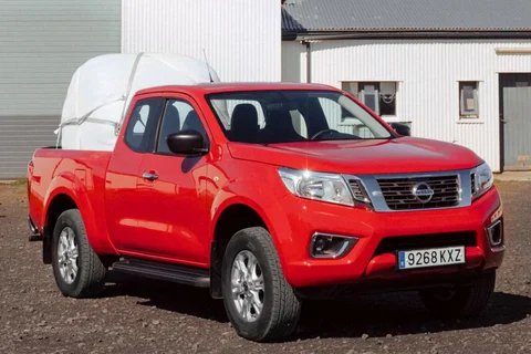 Nissan Navara NP300 Navara King Cab 2.3 dCi 160 Acenta 2016 view 3