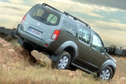 Nissan Pathfinder 2.5 dCi XE 2005 view 8