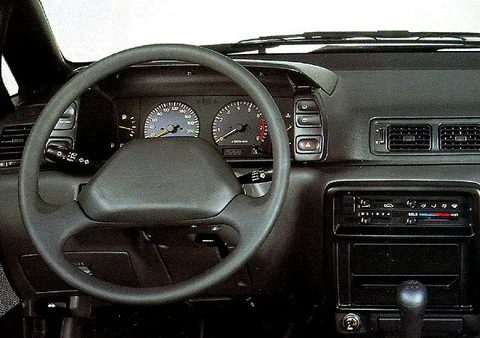 Nissan Prairie 2.4 SLX 1992 view 2