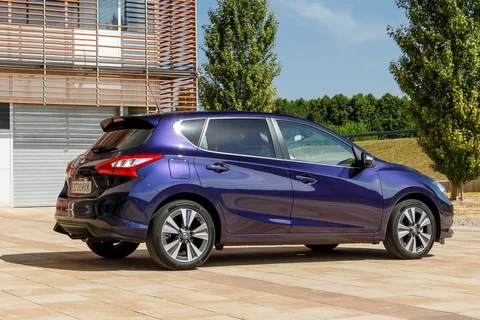 Nissan Pulsar dCi 110 Tekna 2014 view 9