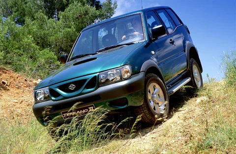 Nissan Terrano II 2.4 Elegance 2000 view 4