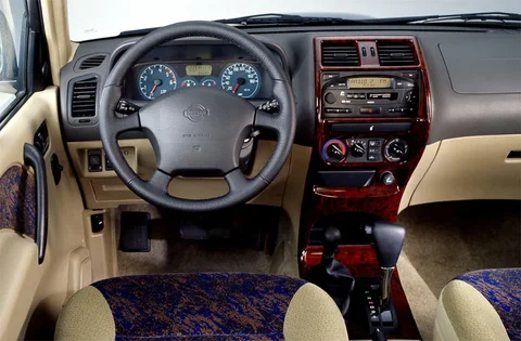 Nissan Terrano II 2.4 Elegance 2000 view 3