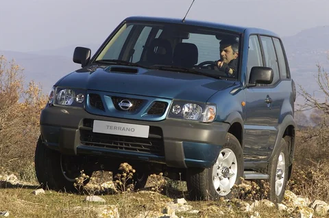 Nissan Terrano 2.7 TD Luxury 2002 view 2