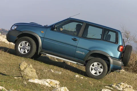 Nissan Terrano 2.7 TD Luxury 2002 view 3