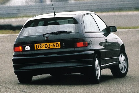 Opel Astra 2.0 GSi 1991 view 2