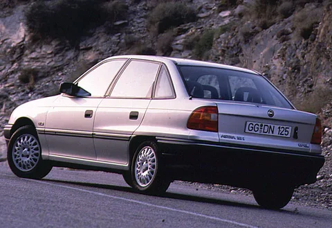 Opel Astra 1.6iS CD 1992 view 2