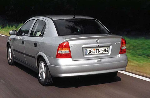 Opel Astra 2.2 DTi-16V Elegance 2002 view 2