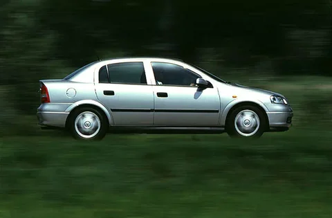 Opel Astra 2.2 DTi-16V Elegance 2002 view 3