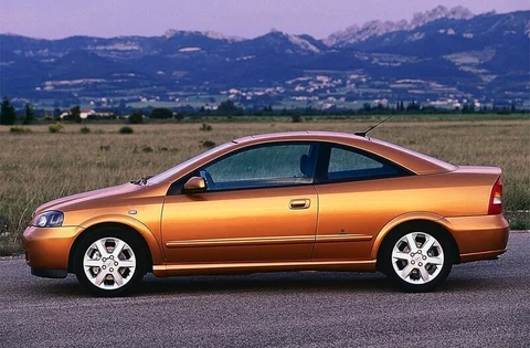 Opel Astra Coupé 2.2 DTi-16V 2002 view 3