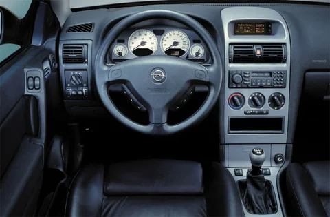 Opel Astra Coupé 2.2 DTi-16V 2002 view 6