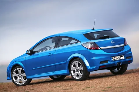 Opel Astra GTC OPC 2005 view 3