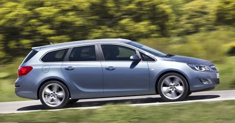 Opel Astra Sports Tourer 1.6 Selection 2010 view 3