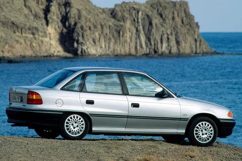 Opel Astra 1.6iS CD 1992 view 6