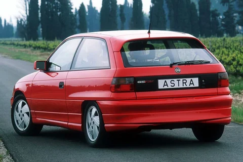 Opel Astra 2.0 GSi 1991 view 4