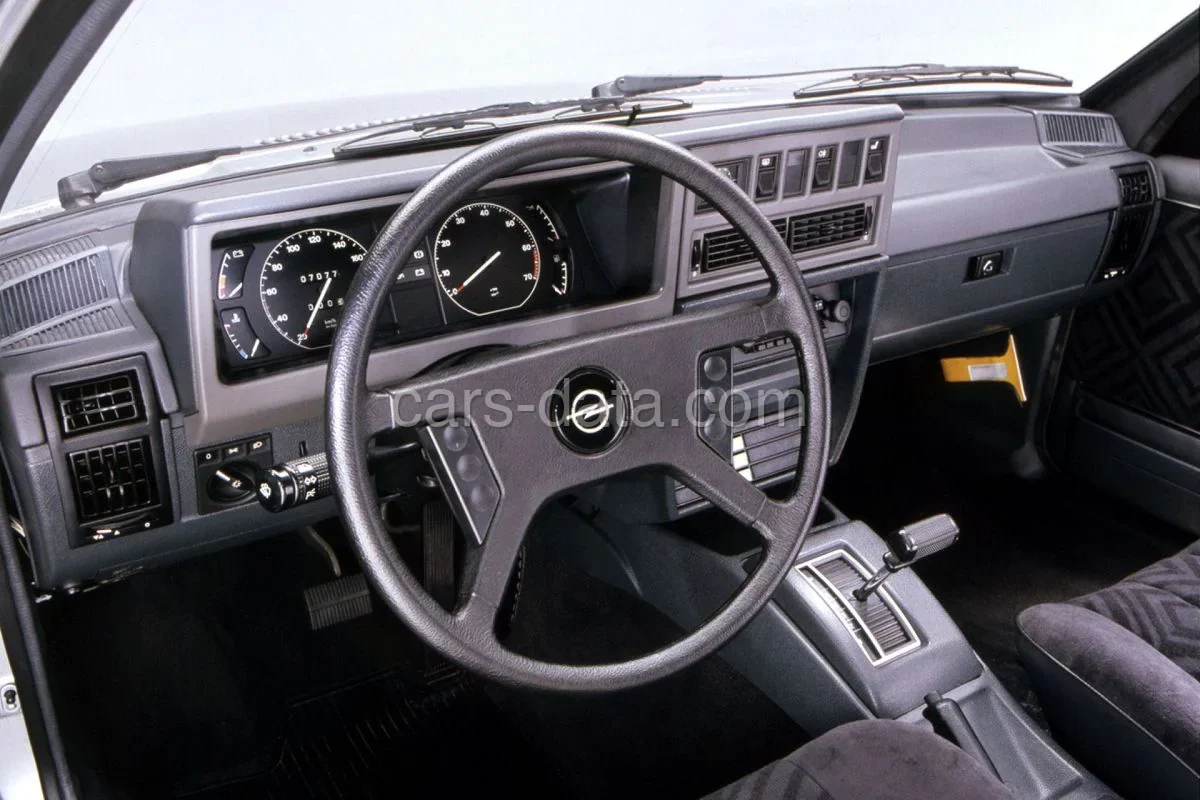 Opel Rekord Caravan 2.0 E 1982 front view