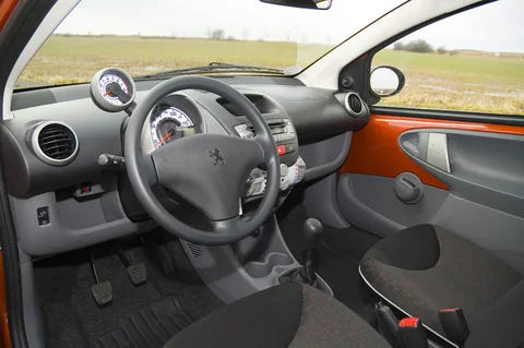 Peugeot 107 Sublime 1.0 2008 view 2