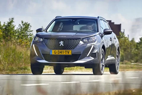 Peugeot 2008 Envy 1.2 Hybrid 110 2026 دفع رباعي صورة 9