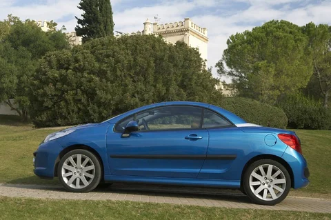 Peugeot 207 CC 1.6-16V HDiF 2007 view 10
