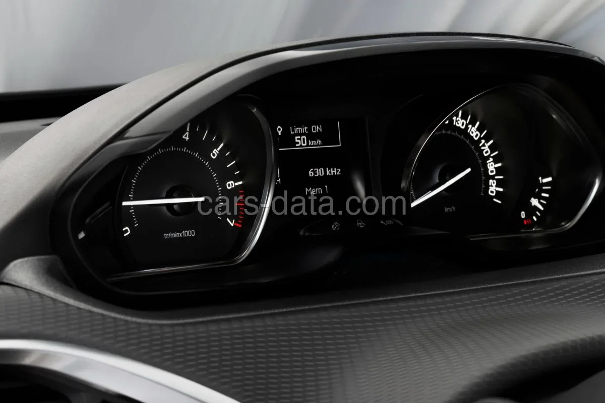 Peugeot 208 Active 1.2 PureTech 82 2015 front view