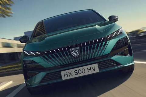 Peugeot 308 Style HYbrid 195 2025 view 5