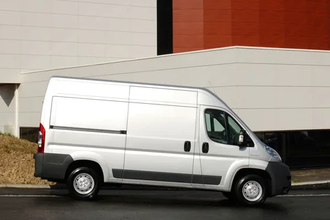 Peugeot Boxer L4H2 435 HDi 150 2012 view 3