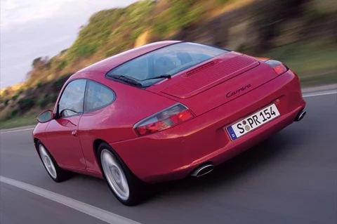 Porsche 911 Carrera 4 Coupé 2001 view 4