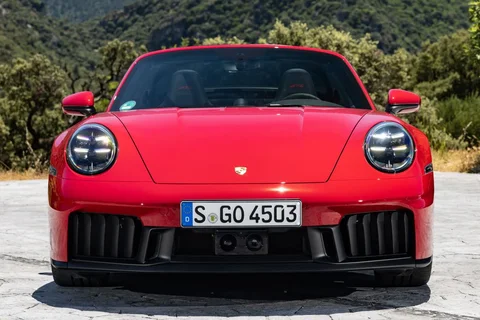 Porsche 911 Targa 4 S 2025 view 4