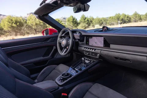 Porsche 911 Targa 4 S 2025 view 5
