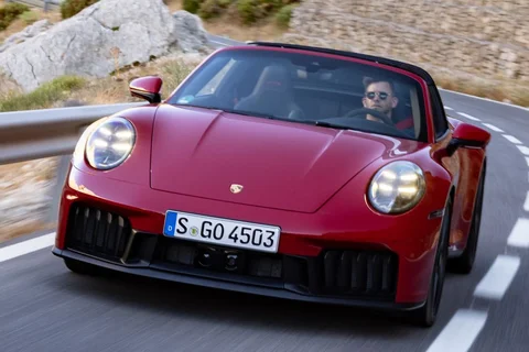 Porsche 911 Targa 4 S 2025 view 8