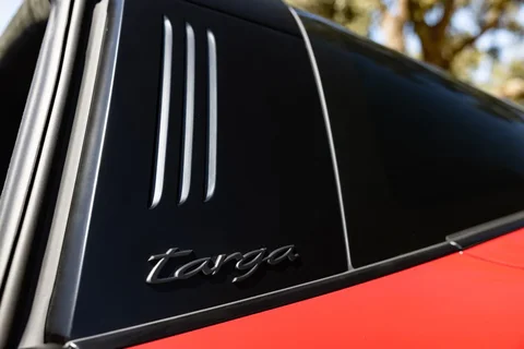 Porsche 911 Targa 4 S 2025 view 9