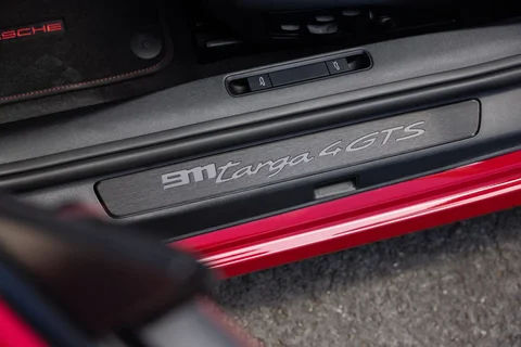 Porsche 911 Targa 4 S 2025 view 11