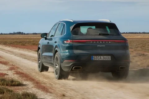 Porsche Cayenne GTS 2024 view 3