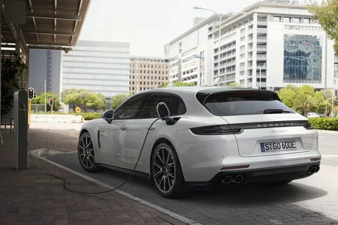 Porsche Panamera 4 Sport Turismo 2017 view 5