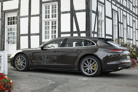 Porsche Panamera 4S Sport Turismo 2021 view 4