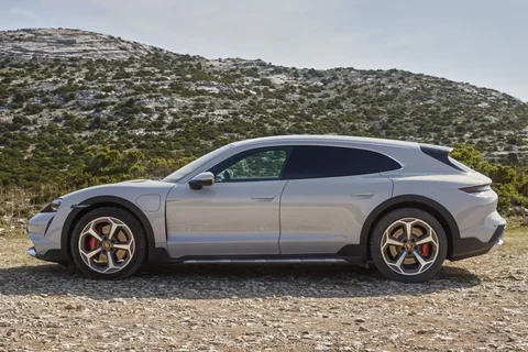 Porsche Taycan 4 Cross Turismo 2021 view 4