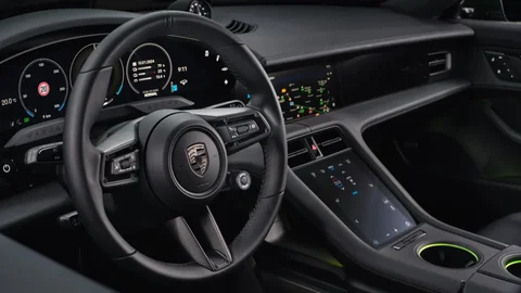 Porsche Taycan 4 Cross Turismo 2024 view 4