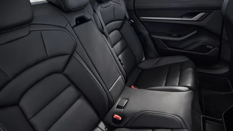 Porsche Taycan 4 Cross Turismo 2024 view 9