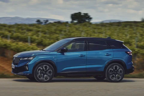 Renault Austral full hybrid 200 Techno 2025 view 5