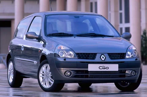 Renault Clio 1.6 16V Initiale 2002 view 2