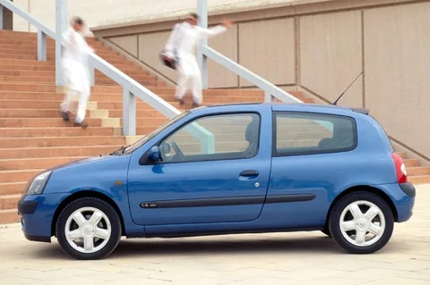 Renault Clio 1.6 16V Initiale 2002 view 3