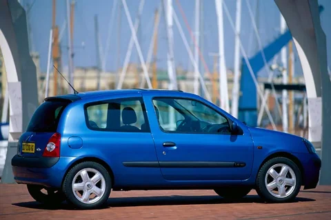 Renault Clio 1.6 16V Initiale 2002 view 4