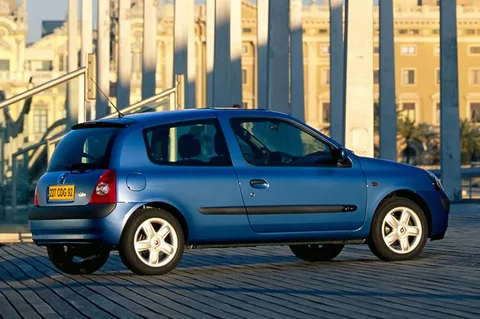 Renault Clio 1.6 16V Initiale 2002 view 5