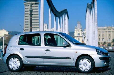 Renault Clio 1.5 dCi 100hp Initiale 2004 view 3