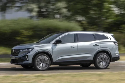 Renault Espace full hybrid 200 Techno 5P 2025 view 10